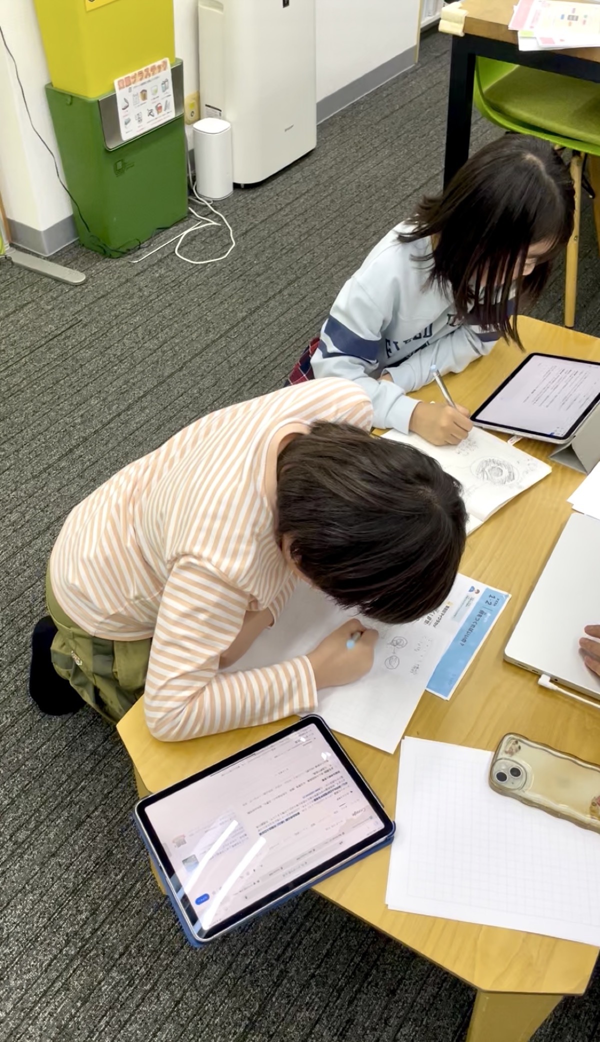 教室で相談しながら設計図を描く子どもたち