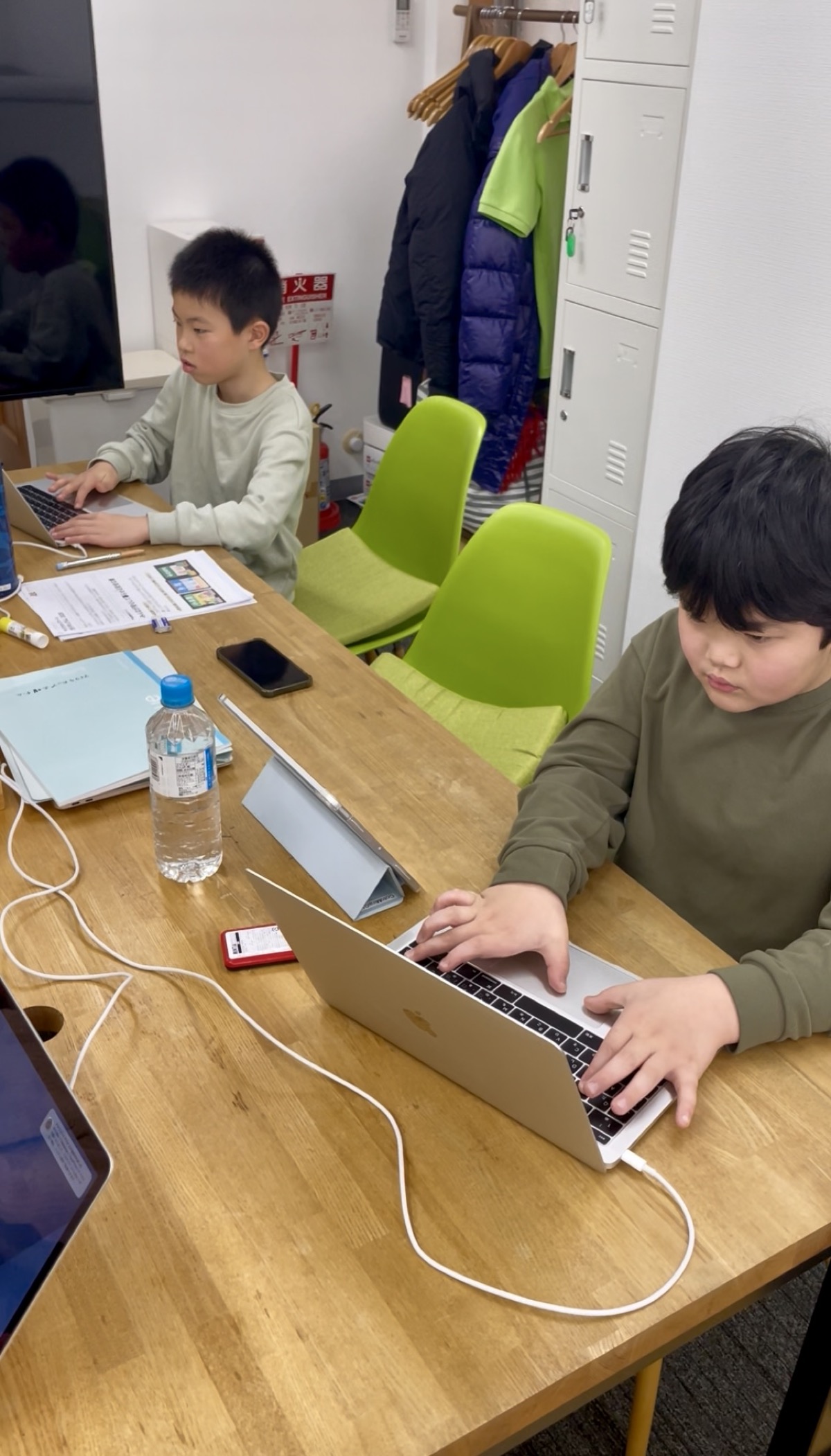 放課後に教室でパソコン学習に取り組む子どもたち