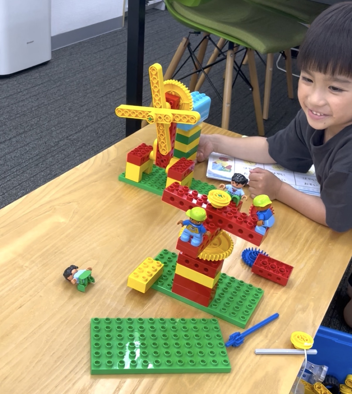 レゴ教材で観覧車を制作する子ども