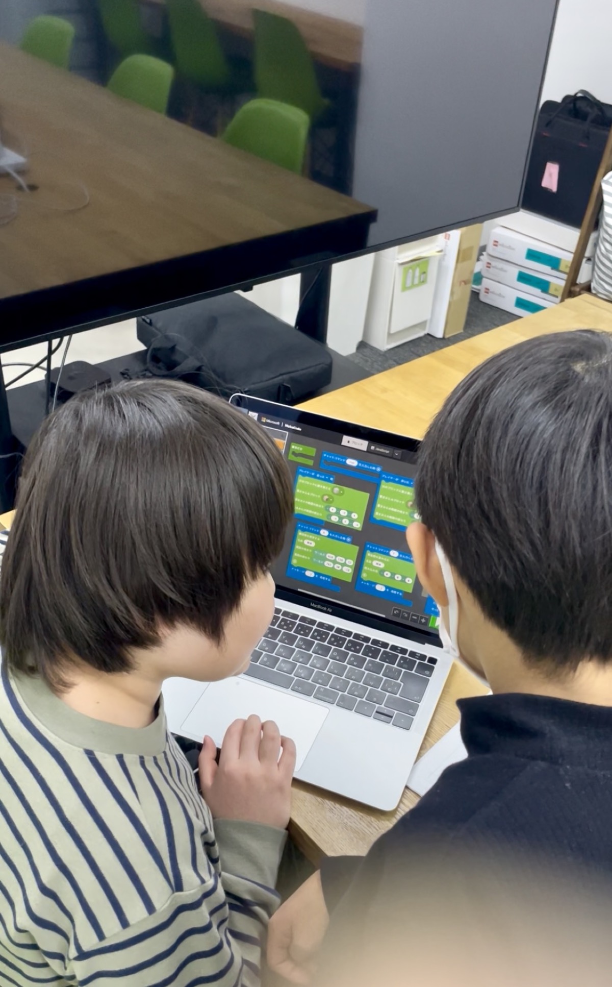 マイクラのプログラミングに取り組む子どもたち
