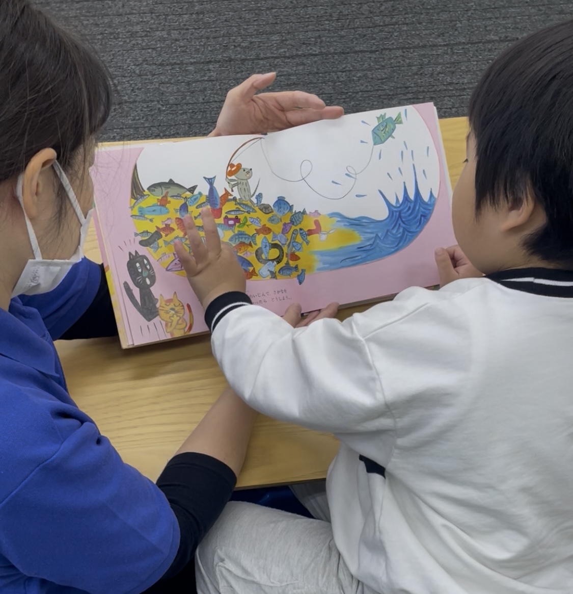 絵本の読み聞かせ